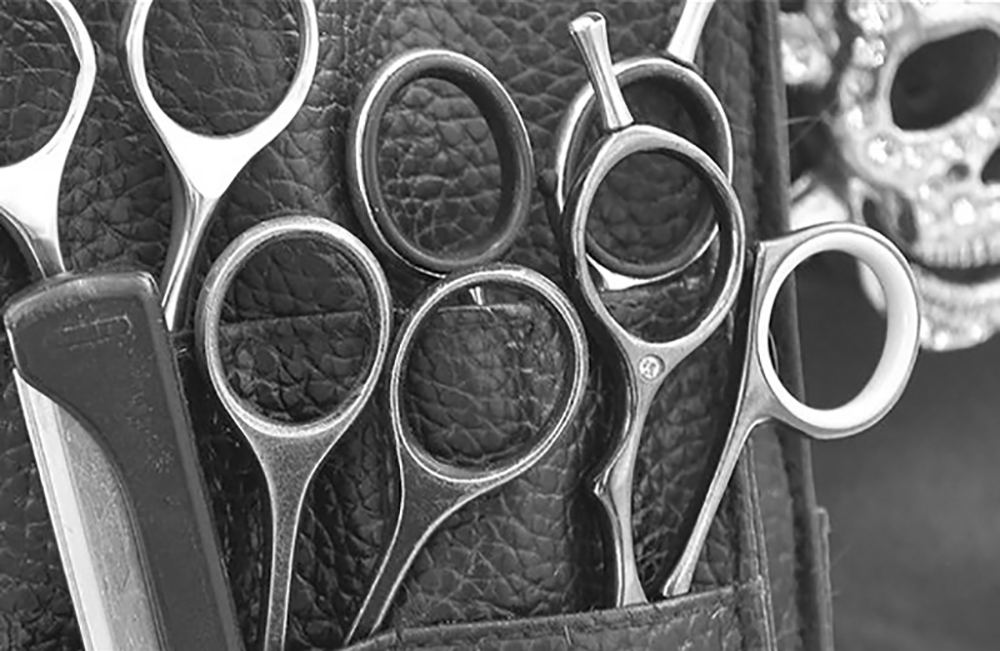 Werkzeugtasche mit eingesteckten Scheren