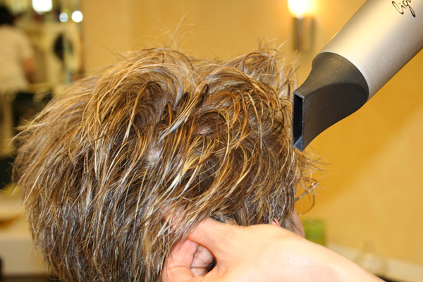 junge Frau liegt im Friseurwaschbecken